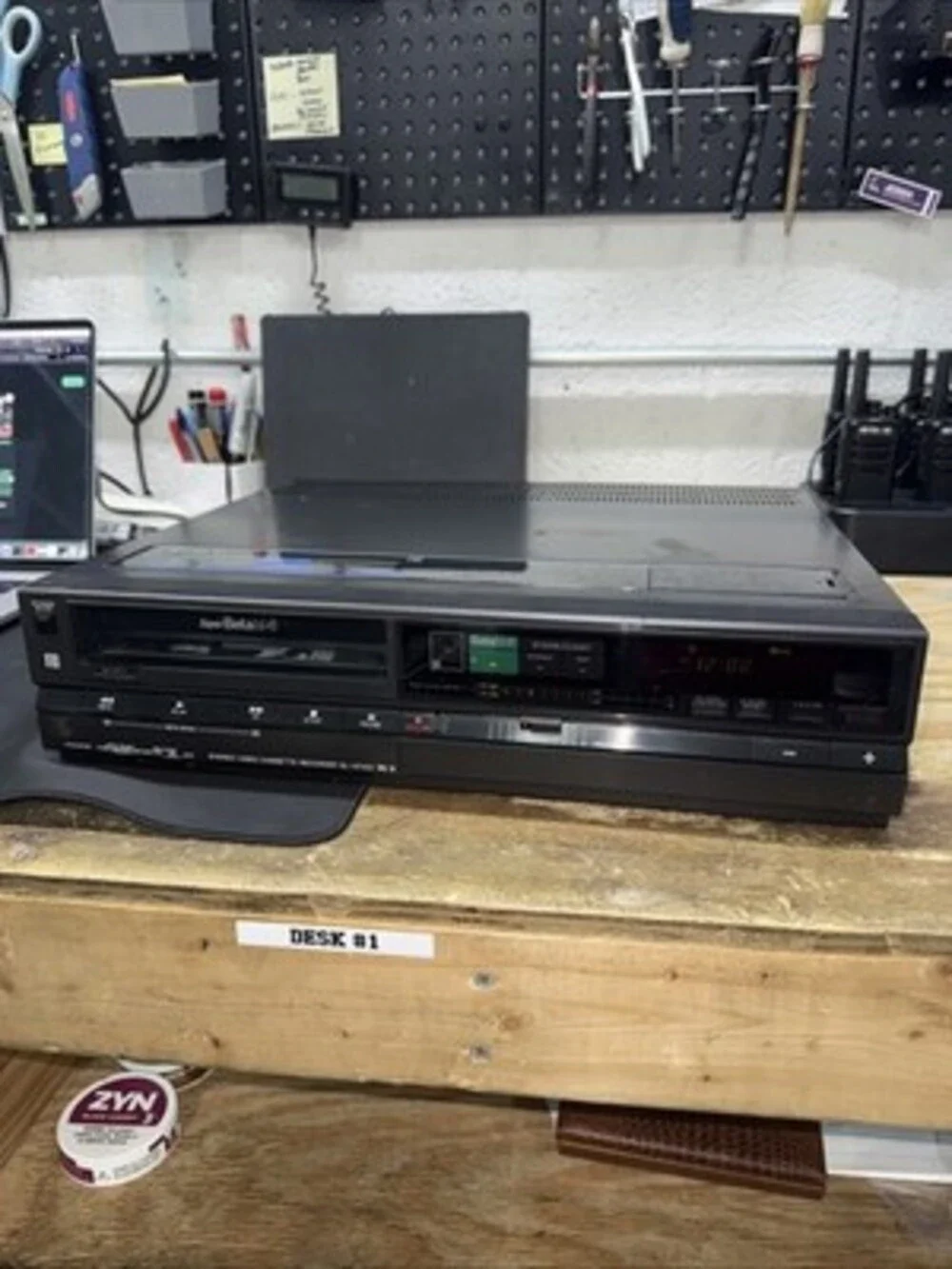 Sony SL-HF400 Betamax Super Beta Hi-Fi VCR Player RCA Video - POWERED ON - READ